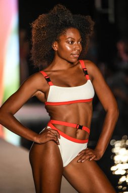 Miami, Fl - 15 Temmuz: Bir modeli pist Paraiso 2018 Sports Illustrated mayo Show'da Miami hafta yüzmek için G Hotel South Beach adlı 15 Temmuz 2018 Miami, Florida'da yürür.