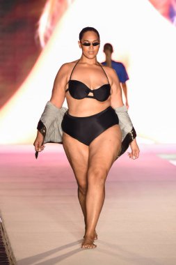 Miami, Fl - 15 Temmuz: Bir modeli pist Paraiso 2018 Sports Illustrated mayo Show'da Miami hafta yüzmek için G Hotel South Beach adlı 15 Temmuz 2018 Miami, Florida'da yürür.