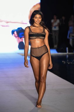 Miami, Fl - 15 Temmuz: Bir modeli pist Paraiso 2018 Sports Illustrated mayo Show'da Miami hafta yüzmek için G Hotel South Beach adlı 15 Temmuz 2018 Miami, Florida'da yürür.