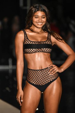 Miami, Fl - 15 Temmuz: Bir modeli pist Paraiso 2018 Sports Illustrated mayo Show'da Miami hafta yüzmek için G Hotel South Beach adlı 15 Temmuz 2018 Miami, Florida'da yürür.