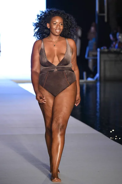 Miami Julho Model Walks Runway 2018 Sports Illustrated Swimsuit Show — Fotografia de Stock