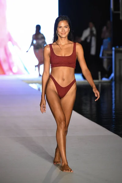 Miami July Model Walks Runway 2018 Sports Illustrated Swimsuit Show — Stock Photo, Image