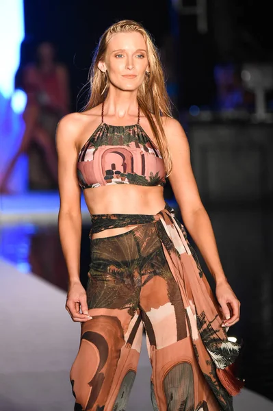 Miami, Fl - 15 Temmuz: Bir modeli pist Paraiso 2018 Sports Illustrated mayo Show'da Miami hafta yüzmek için G Hotel South Beach adlı 15 Temmuz 2018 Miami, Florida'da yürür.