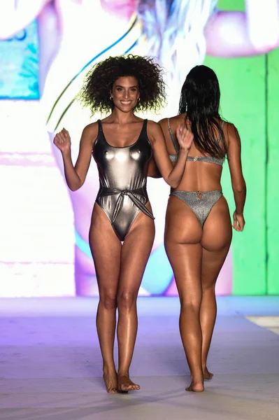 Miami, Fl - 15 Temmuz: Bir modeli pist Paraiso 2018 Sports Illustrated mayo Show'da Miami hafta yüzmek için G Hotel South Beach adlı 15 Temmuz 2018 Miami, Florida'da yürür.