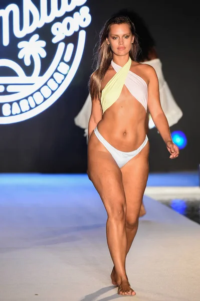 Miami Julho Model Walks Runway 2018 Sports Illustrated Swimsuit Show — Fotografia de Stock