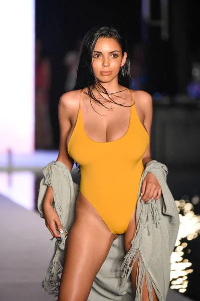 Miami Julio Una Modelo Camina Por Pasarela Para 2018 Sports —  Fotos de Stock