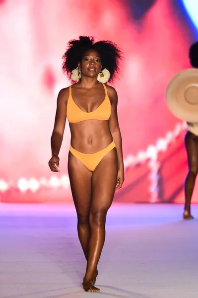 Miami Julho Model Walks Runway 2018 Sports Illustrated Swimsuit Show — Fotografia de Stock