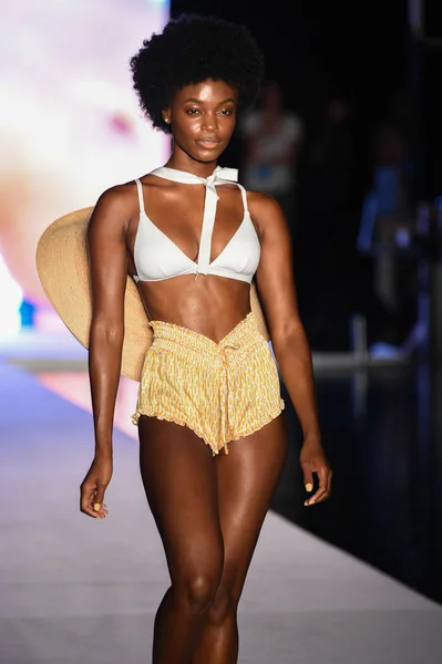 Miami Juillet Mannequin Marche Sur Piste Pour Spectacle Maillots Bain — Photo