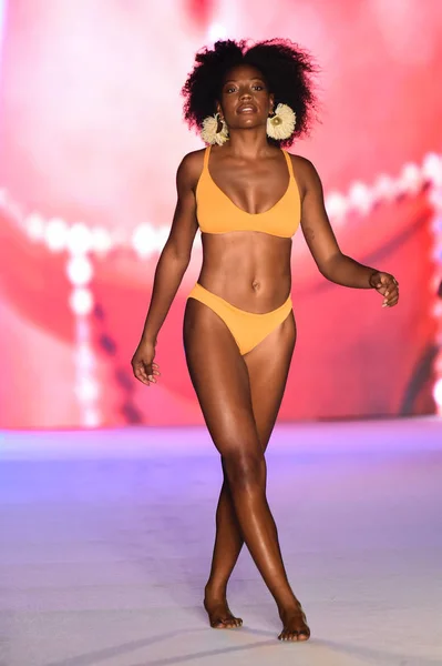 Miami July Model Walks Runway 2018 Sports Illustrated Swimsuit Show — Stock Photo, Image