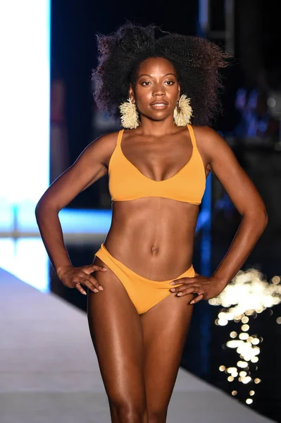 Miami Juillet Mannequin Marche Sur Piste Pour Spectacle Maillots Bain — Photo