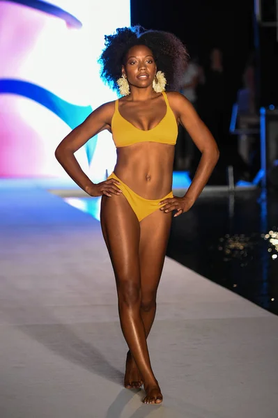 Miami July Model Walks Runway 2018 Sports Illustrated Swimsuit Show — Stock Photo, Image