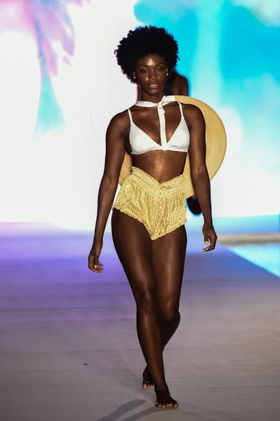Miami Července Model Procházky Dráhy Roce 2018 Sports Illustrated Plavky — Stock fotografie