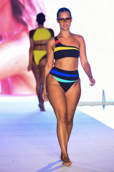 Miami July Model Walks Runway 2018 Sports Illustrated Swimsuit Show — Stock Photo, Image