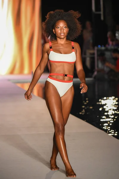 Miami Julho Model Walks Runway 2018 Sports Illustrated Swimsuit Show — Fotografia de Stock