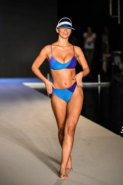 迈阿密 佛罗里达州 7月15日 一个模型走跑道为2018体育画报泳装表演在帕拉伊索期间迈阿密游泳周在 旅馆南海滩在2018年7月15日在迈阿密 佛罗里达 — 图库照片