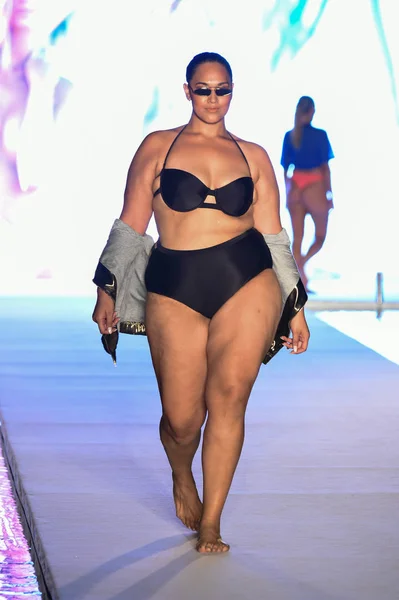 Miami Julho Model Walks Runway 2018 Sports Illustrated Swimsuit Show — Fotografia de Stock