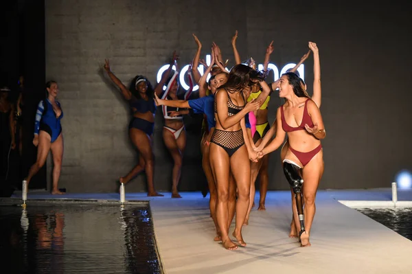 Miami Juli Models Walk Runway Finale Für Die Sport Illustrated — Stockfoto