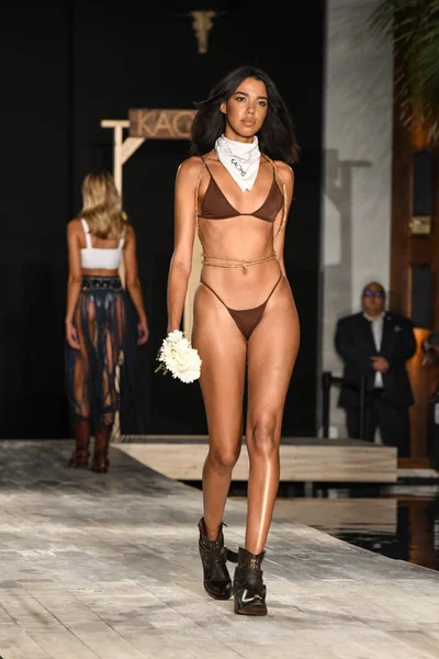 Miami Beach Julio Una Modelo Camina Por Pasarela Colección Khaos —  Fotos de Stock