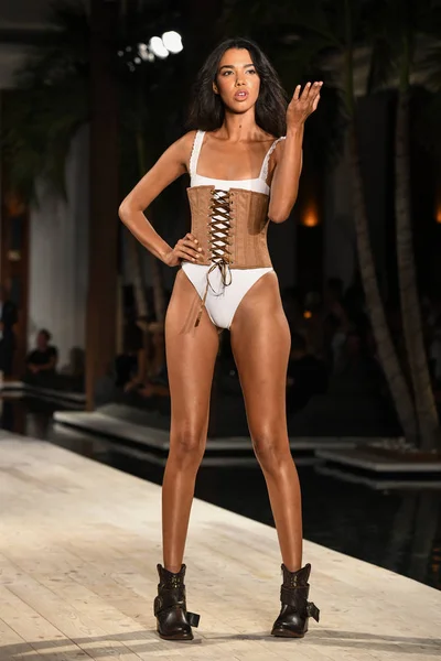 Miami Beach Julio Una Modelo Camina Por Pasarela Colección Khaos —  Fotos de Stock