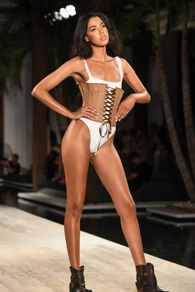 マイアミビーチ フロリダ州 モデルはパライソ ファッション フェア セタイ マイアミ ビーチで 2018 日にマイアミビーチ — ストック写真