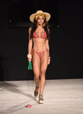 Miami Beach, Fl - 13 Temmuz: Bir modeli pist için Ishine365 sırasında Paraiso Moda Fuarı'nda Paraiso çadır üzerinde 13 Temmuz 2018 Miami Beach, Florida yürür. 