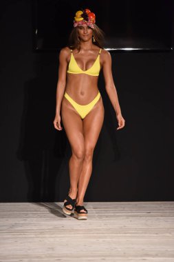 Miami Beach, Fl - 13 Temmuz: Bir modeli pist için Ishine365 sırasında Paraiso Moda Fuarı'nda Paraiso çadır üzerinde 13 Temmuz 2018 Miami Beach, Florida yürür. 