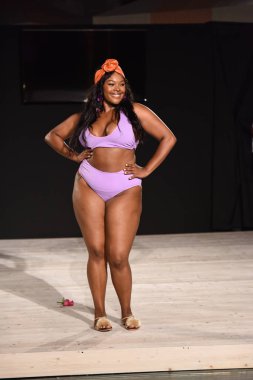 Miami Beach, Fl - 13 Temmuz: Bir modeli pist için Ishine365 sırasında Paraiso Moda Fuarı'nda Paraiso çadır üzerinde 13 Temmuz 2018 Miami Beach, Florida yürür. 