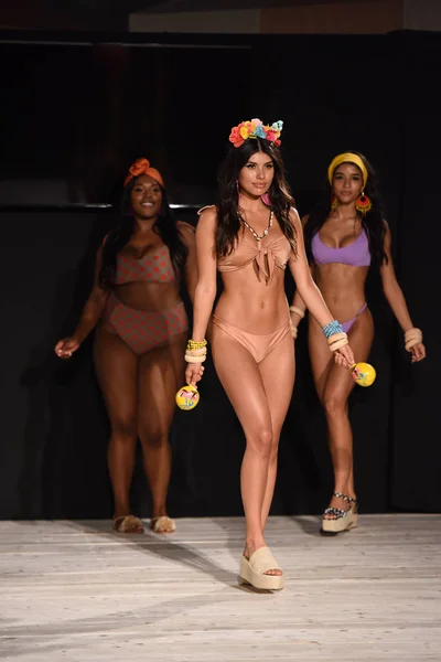Miami Beach Juillet Mannequin Marche Sur Piste Pour Ishine365 Lors — Photo