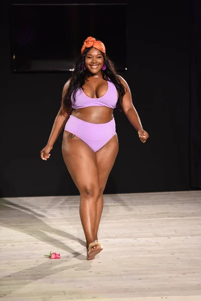 Miami Beach Julho Model Walks Runway Ishine365 Paraiso Fashion Fair — Fotografia de Stock