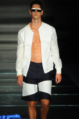 Miami Beach, Fl - 12 Temmuz: Bir model sırasında Paraiso Moda Fuarı'nda Paraiso çadır üzerinde 12 Temmuz 2018 Miami Beach, Florida Miami Uluslararası Üniversitesi Sanat ve tasarım tasarım öğrencileri tarafından moda giyer.