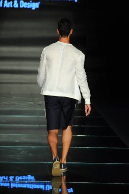 Miami Beach, Fl - 12 Temmuz: Bir model sırasında Paraiso Moda Fuarı'nda Paraiso çadır üzerinde 12 Temmuz 2018 Miami Beach, Florida Miami Uluslararası Üniversitesi Sanat ve tasarım tasarım öğrencileri tarafından moda giyer.