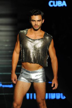 Miami Beach, Fl - 12 Temmuz: Bir model sırasında Paraiso Moda Fuarı'nda Paraiso çadır üzerinde 12 Temmuz 2018 Miami Beach, Florida Miami Uluslararası Üniversitesi Sanat ve tasarım tasarım öğrencileri tarafından moda giyer.