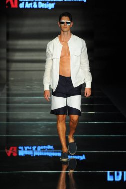 Miami Beach, Fl - 12 Temmuz: Bir model sırasında Paraiso Moda Fuarı'nda Paraiso çadır üzerinde 12 Temmuz 2018 Miami Beach, Florida Miami Uluslararası Üniversitesi Sanat ve tasarım tasarım öğrencileri tarafından moda giyer.