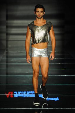 Miami Beach, Fl - 12 Temmuz: Bir model sırasında Paraiso Moda Fuarı'nda Paraiso çadır üzerinde 12 Temmuz 2018 Miami Beach, Florida Miami Uluslararası Üniversitesi Sanat ve tasarım tasarım öğrencileri tarafından moda giyer.