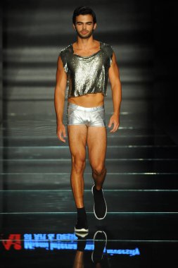 Miami Beach, Fl - 12 Temmuz: Bir model sırasında Paraiso Moda Fuarı'nda Paraiso çadır üzerinde 12 Temmuz 2018 Miami Beach, Florida Miami Uluslararası Üniversitesi Sanat ve tasarım tasarım öğrencileri tarafından moda giyer.