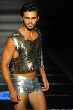 Miami Beach, Fl - 12 Temmuz: Bir model sırasında Paraiso Moda Fuarı'nda Paraiso çadır üzerinde 12 Temmuz 2018 Miami Beach, Florida Miami Uluslararası Üniversitesi Sanat ve tasarım tasarım öğrencileri tarafından moda giyer.