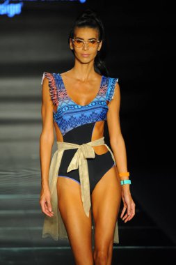 Miami Beach, Fl - 12 Temmuz: Bir model sırasında Paraiso Moda Fuarı'nda Paraiso çadır üzerinde 12 Temmuz 2018 Miami Beach, Florida Miami Uluslararası Üniversitesi Sanat ve tasarım tasarım öğrencileri tarafından moda giyer.