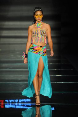 Miami Beach, Fl - 12 Temmuz: Bir model sırasında Paraiso Moda Fuarı'nda Paraiso çadır üzerinde 12 Temmuz 2018 Miami Beach, Florida Miami Uluslararası Üniversitesi Sanat ve tasarım tasarım öğrencileri tarafından moda giyer.