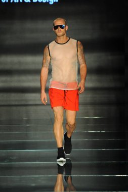 Miami Beach, Fl - 12 Temmuz: Bir model sırasında Paraiso Moda Fuarı'nda Paraiso çadır üzerinde 12 Temmuz 2018 Miami Beach, Florida Miami Uluslararası Üniversitesi Sanat ve tasarım tasarım öğrencileri tarafından moda giyer.