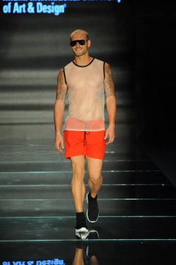 Miami Beach, Fl - 12 Temmuz: Bir model sırasında Paraiso Moda Fuarı'nda Paraiso çadır üzerinde 12 Temmuz 2018 Miami Beach, Florida Miami Uluslararası Üniversitesi Sanat ve tasarım tasarım öğrencileri tarafından moda giyer.