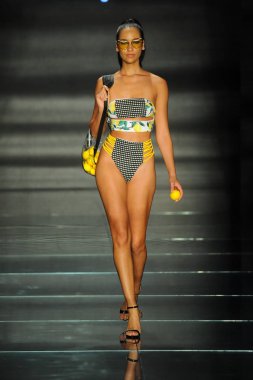 Miami Beach, Fl - 12 Temmuz: Bir model sırasında Paraiso Moda Fuarı'nda Paraiso çadır üzerinde 12 Temmuz 2018 Miami Beach, Florida Miami Uluslararası Üniversitesi Sanat ve tasarım tasarım öğrencileri tarafından moda giyer.