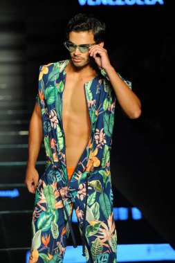 Miami Beach, Fl - 12 Temmuz: Bir model sırasında Paraiso Moda Fuarı'nda Paraiso çadır üzerinde 12 Temmuz 2018 Miami Beach, Florida Miami Uluslararası Üniversitesi Sanat ve tasarım tasarım öğrencileri tarafından moda giyer.