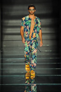 Miami Beach, Fl - 12 Temmuz: Bir model sırasında Paraiso Moda Fuarı'nda Paraiso çadır üzerinde 12 Temmuz 2018 Miami Beach, Florida Miami Uluslararası Üniversitesi Sanat ve tasarım tasarım öğrencileri tarafından moda giyer.