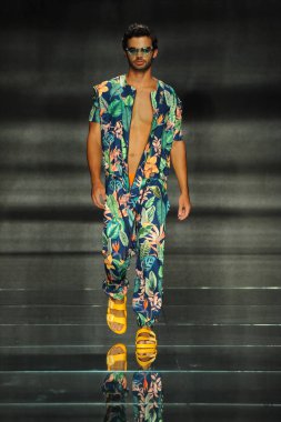 Miami Beach, Fl - 12 Temmuz: Bir model sırasında Paraiso Moda Fuarı'nda Paraiso çadır üzerinde 12 Temmuz 2018 Miami Beach, Florida Miami Uluslararası Üniversitesi Sanat ve tasarım tasarım öğrencileri tarafından moda giyer.