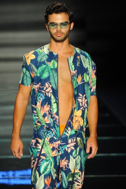 Miami Beach, Fl - 12 Temmuz: Bir model sırasında Paraiso Moda Fuarı'nda Paraiso çadır üzerinde 12 Temmuz 2018 Miami Beach, Florida Miami Uluslararası Üniversitesi Sanat ve tasarım tasarım öğrencileri tarafından moda giyer.