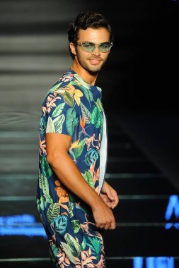 Miami Beach, Fl - 12 Temmuz: Bir model sırasında Paraiso Moda Fuarı'nda Paraiso çadır üzerinde 12 Temmuz 2018 Miami Beach, Florida Miami Uluslararası Üniversitesi Sanat ve tasarım tasarım öğrencileri tarafından moda giyer.