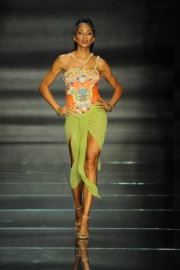 Miami Beach, Fl - 12 Temmuz: Bir model sırasında Paraiso Moda Fuarı'nda Paraiso çadır üzerinde 12 Temmuz 2018 Miami Beach, Florida Miami Uluslararası Üniversitesi Sanat ve tasarım tasarım öğrencileri tarafından moda giyer.