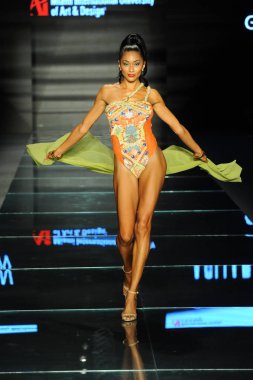 Miami Beach, Fl - 12 Temmuz: Bir model sırasında Paraiso Moda Fuarı'nda Paraiso çadır üzerinde 12 Temmuz 2018 Miami Beach, Florida Miami Uluslararası Üniversitesi Sanat ve tasarım tasarım öğrencileri tarafından moda giyer.