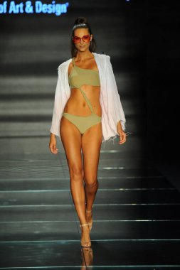 Miami Beach, Fl - 12 Temmuz: Bir model sırasında Paraiso Moda Fuarı'nda Paraiso çadır üzerinde 12 Temmuz 2018 Miami Beach, Florida Miami Uluslararası Üniversitesi Sanat ve tasarım tasarım öğrencileri tarafından moda giyer.