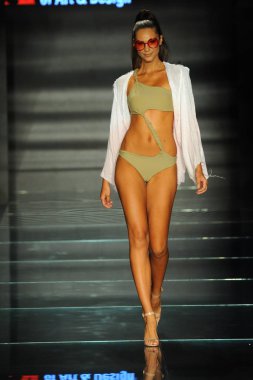 Miami Beach, Fl - 12 Temmuz: Bir model sırasında Paraiso Moda Fuarı'nda Paraiso çadır üzerinde 12 Temmuz 2018 Miami Beach, Florida Miami Uluslararası Üniversitesi Sanat ve tasarım tasarım öğrencileri tarafından moda giyer.